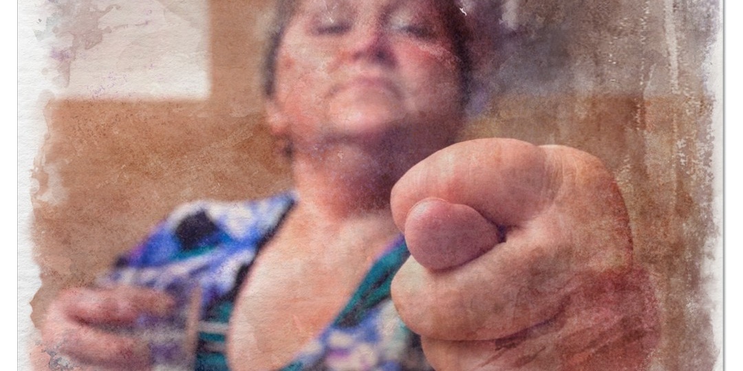 — Шиш тебе, а не моя дача, — заявила мне свекровь, — я сначала подарила, а теперь назад забираю!