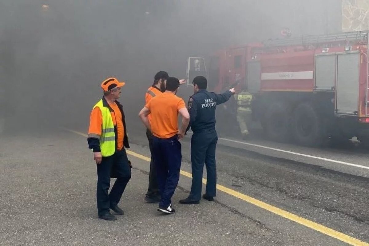    Горящий УАЗ на час блокировал движение через Гимринский тоннель в Дагестане