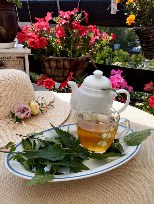 На террасе. Крапивный чай. Фото автора