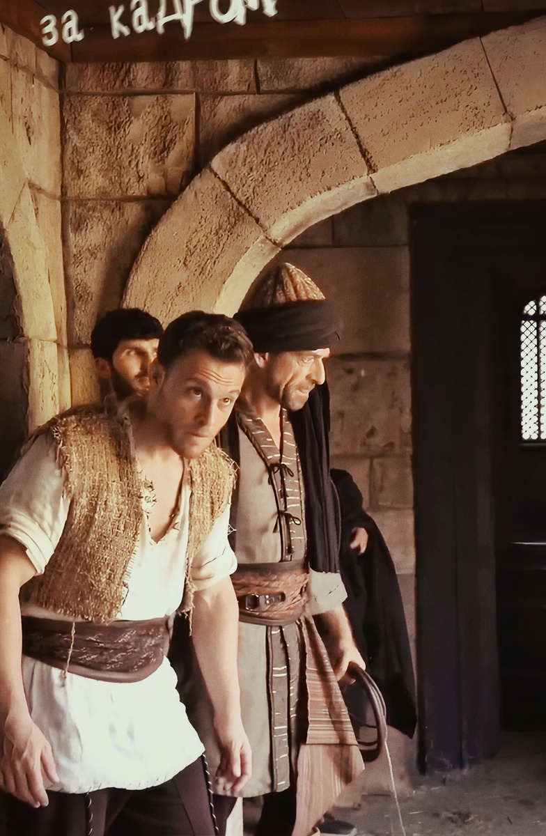 Скрин с видеоролика от компании KUNAY FILM "Холоп великолепный век" за кадром. Керем Бюрсин. От 02.05.2025