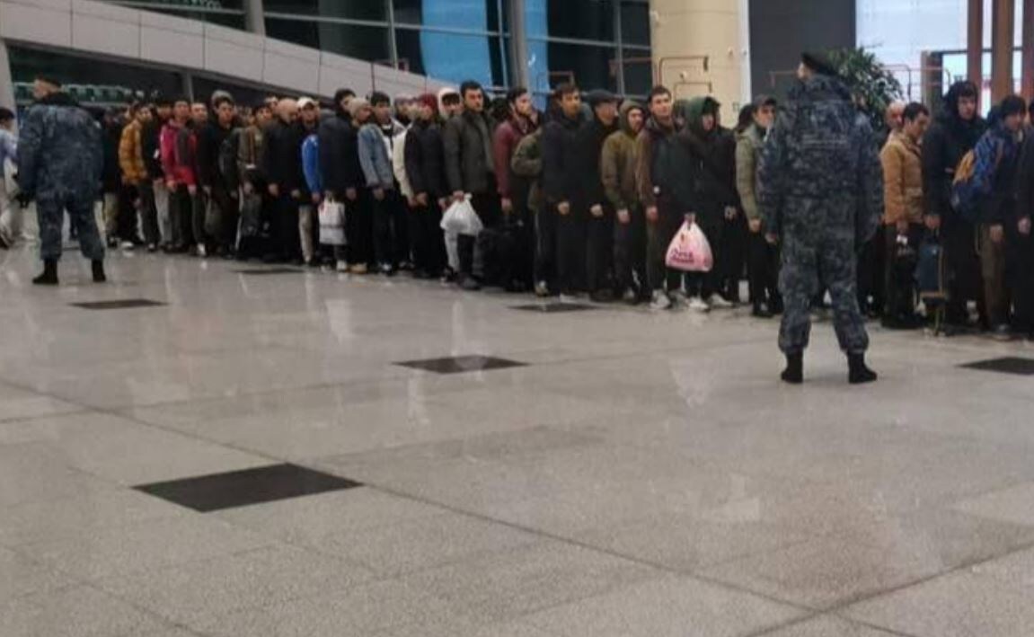 Отправка мигрантов домой в аэропорту (иллюстрация из открытых источников)