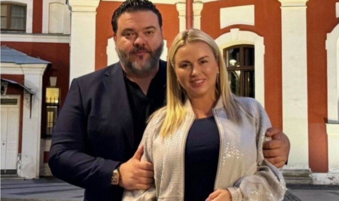 Говорят, что он ее замуж пока не зовет. А что звать то, если еще не развелся. Так-то по правильному и встречаться надо с такими мужчинами только после их официального развода. И делать все правильно как полагается. Но это их жизнь, пускай как хотят так и живут. Мы лишь любим порассуждать обо всем😄🤭