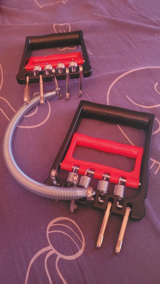 Мой экспандер. "Пружина Позора" когда-то был полноценным, а теперь мы оба в одном состоянии