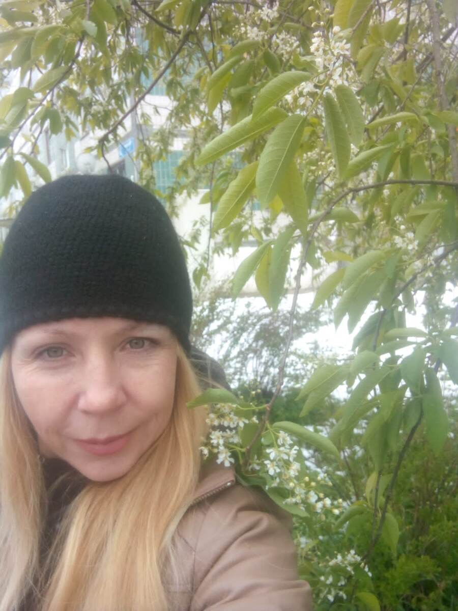 Фото автора. Сама связала шапочку. Решила поделиться. Правда, что-то "набекрень" 🤣🤣🤣 сфоткалась у черемухи. Не зря поют " цветёт черёмуха к похолоданию".