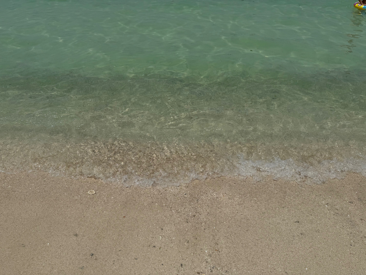 Вода очень чистая и очень соленая.