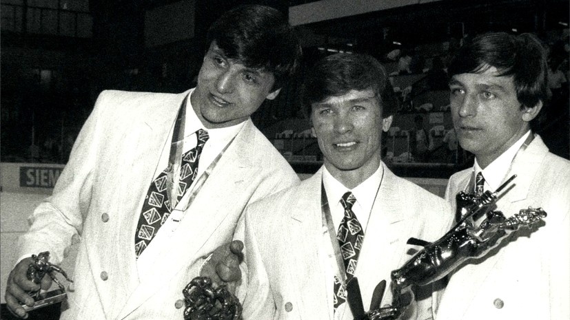     Хоккеисты сборной СССР Валерий Каменский, Вячеслав Быков и Андрей Хомутов после победы на чемпионате мира 1990 года globallookpress.com Keystone Pictures USA