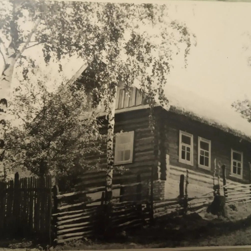 Дом отремонтировал мой оец придя с фронта.Он стоит и сейчас.