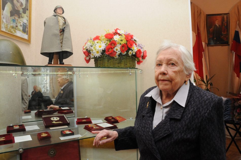    Александра Алексеевна награждена Орденом «Отечественной войны 2 степени», медалями «За оборону Сталинграда», «За Победу над Германией» и другими