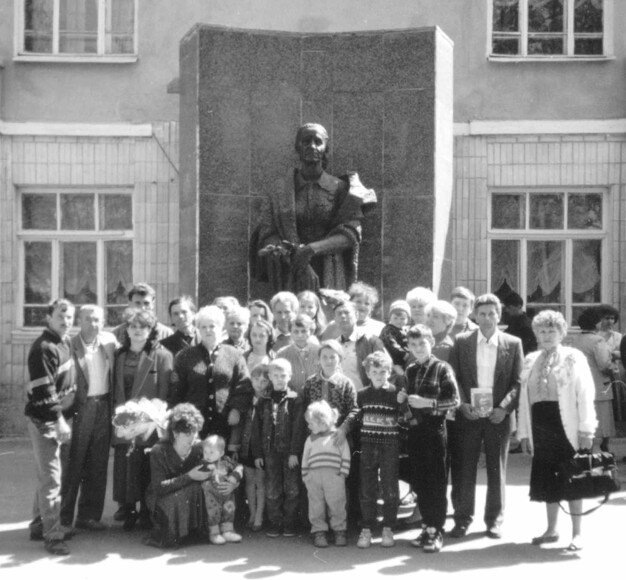 Встреча Деревских. У памятника Маме