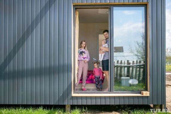 Эти счастливые люди живут в контейнере и горя не знают