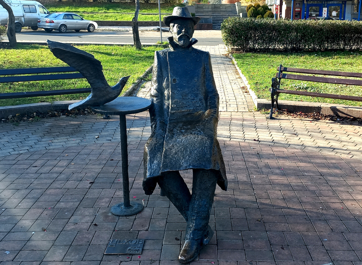 Памятник Чехову А.П. в Донецке. Автор Равиль Акмаев. Фото 2023 года