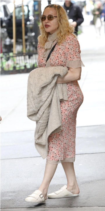 Папарацци поймали Мадонну и ее импланты на пятой точке