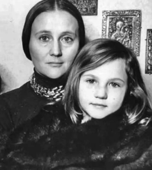 Микаэла Дроздовская и Даша 