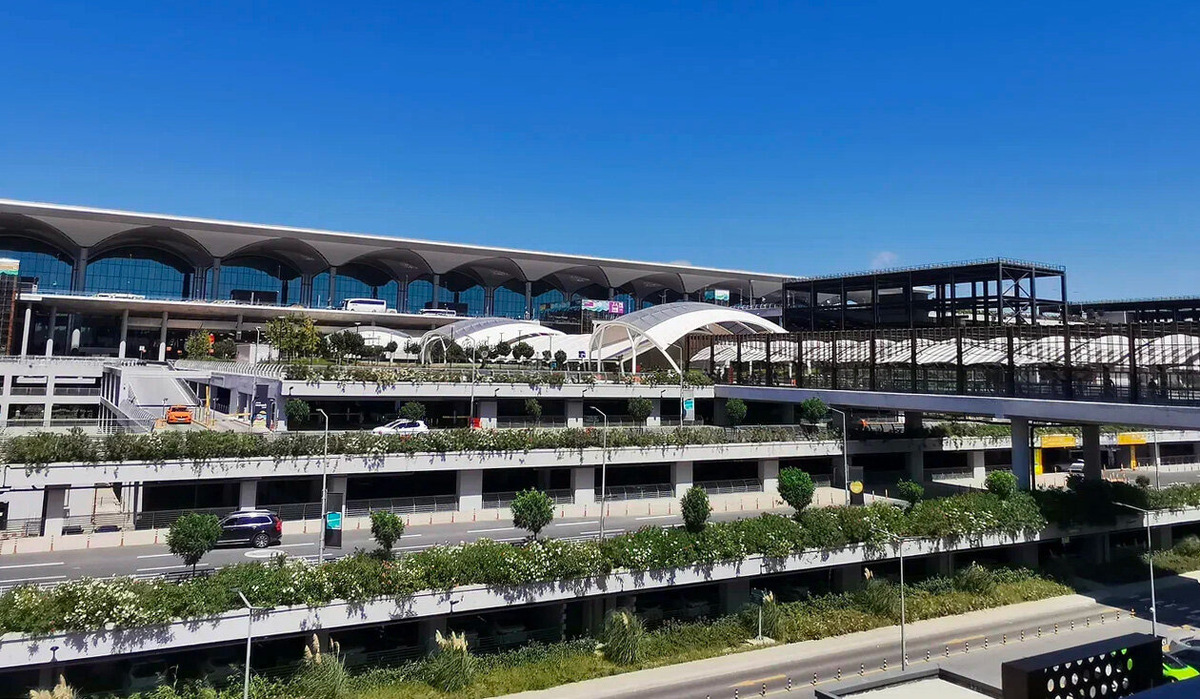 В январе 2023 года в новом аэропорту Стамбула открыли станцию метро. За 1 час 25 минут вы доедете до самого центра города ― станции «Султанахмет», ближайшей к знаменитой Aйя-Софии. Фото: Анна Колоскова / Яндекс Карты