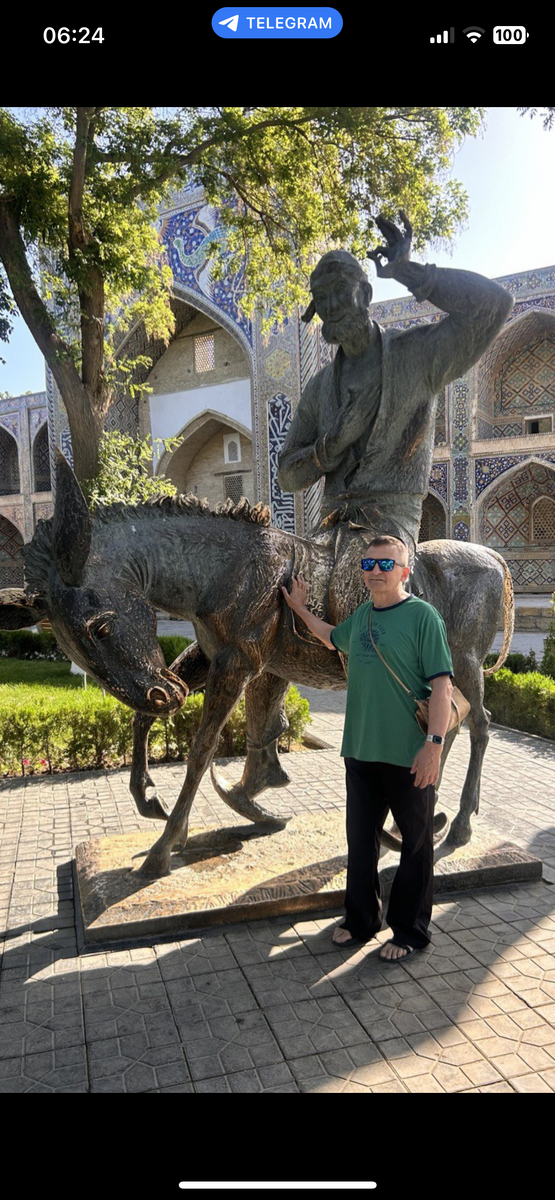 У памятника Ходже Насреддину