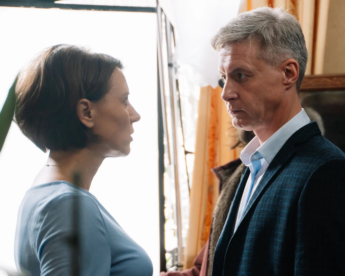 Александр Макогон и Ксения Алфёрова кадр из сериала «Квартирка»