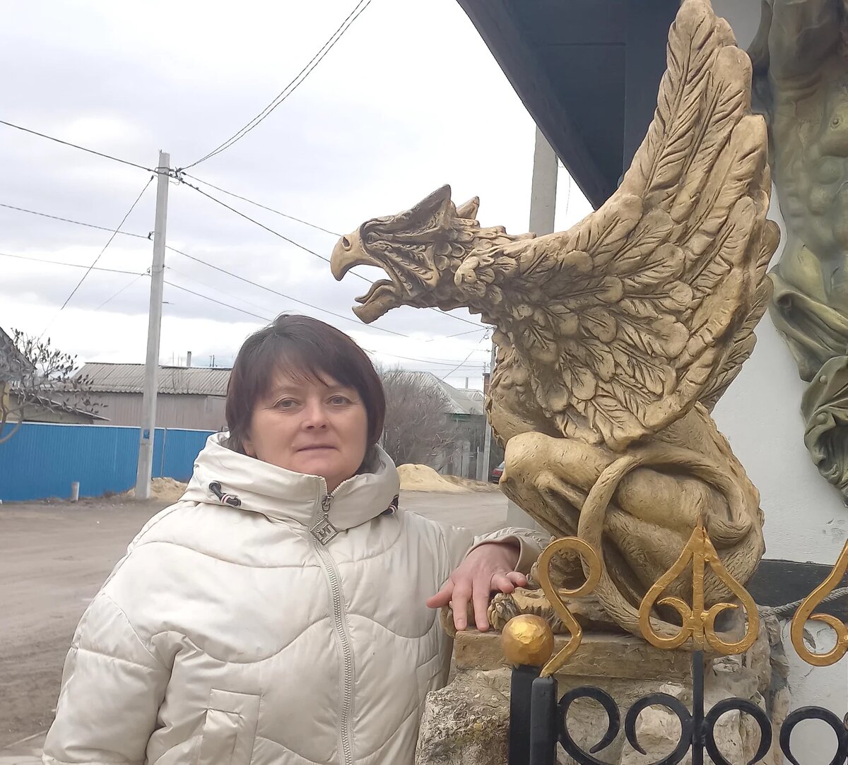 Скульптура грифона-украшение входа