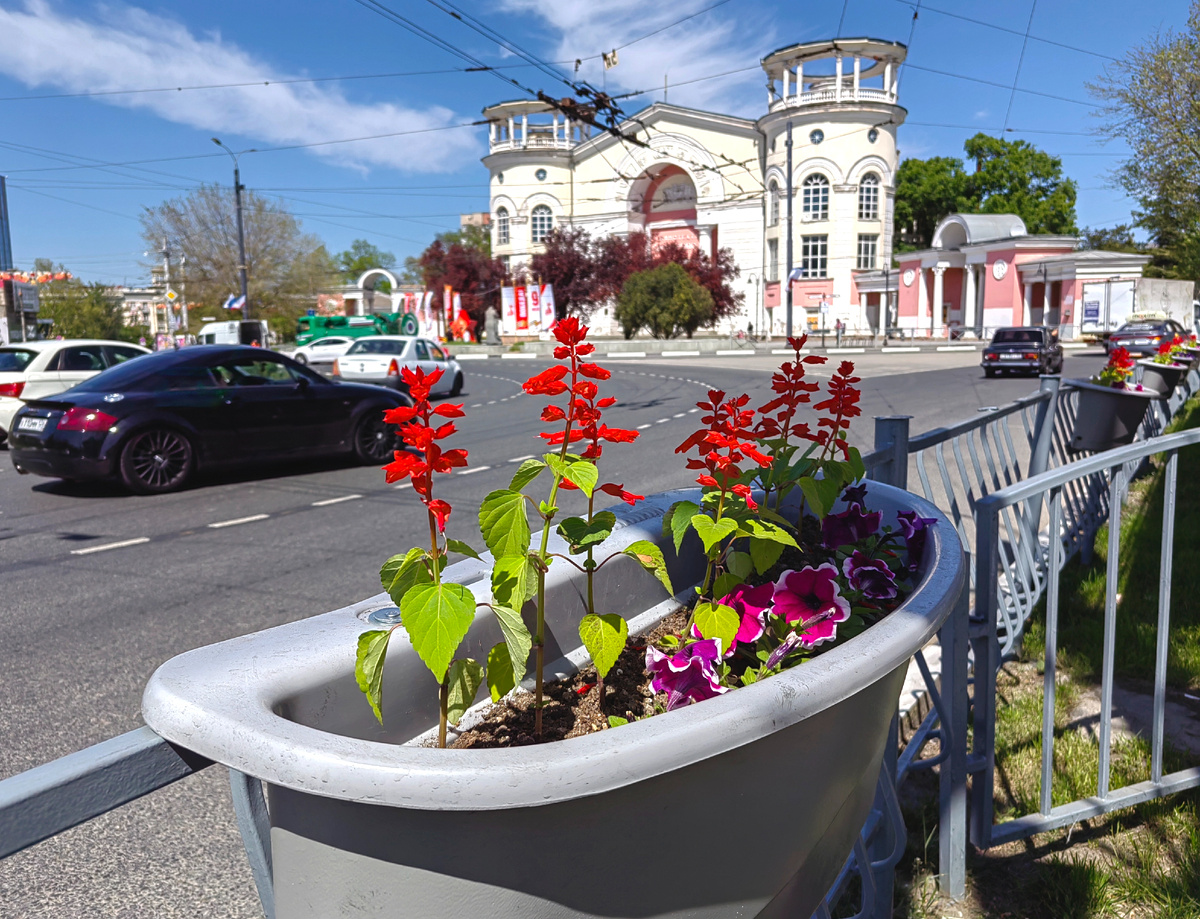 Центр Симферополя, площадь Советская. Вид на кинотеатр с одноименным названием