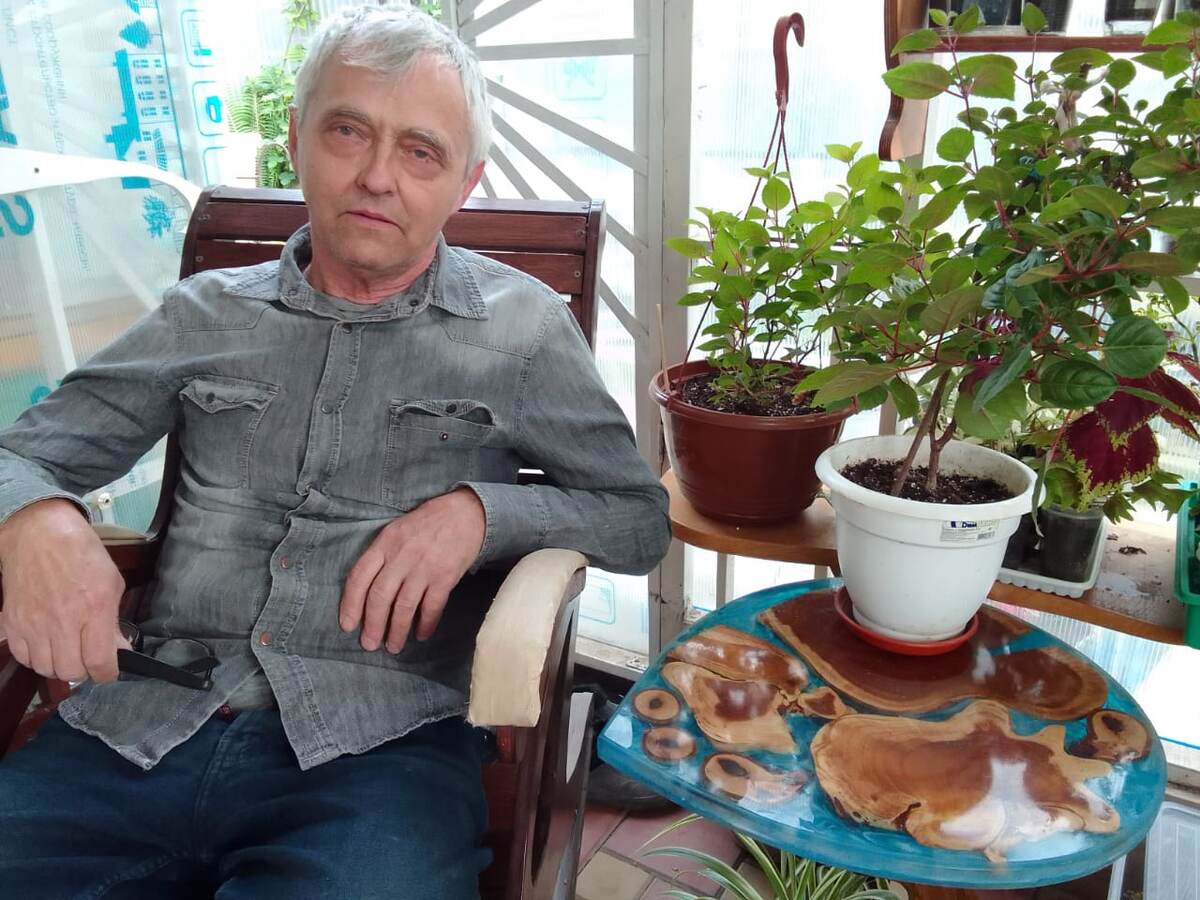 Андрей Григорьевич на своём изделии рядом с другим своим изделием