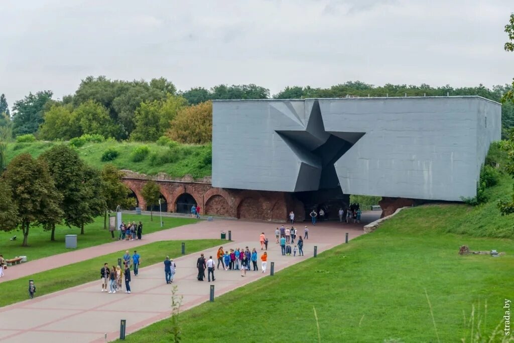 Туристы в Брестской крепости. Современный вход через восточный земляной вал. Можно листать.