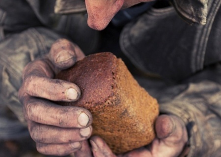    Украинские пенсионеры вынуждены стоять часами и слушать религиозную пропаганду сект за кусок хлеба