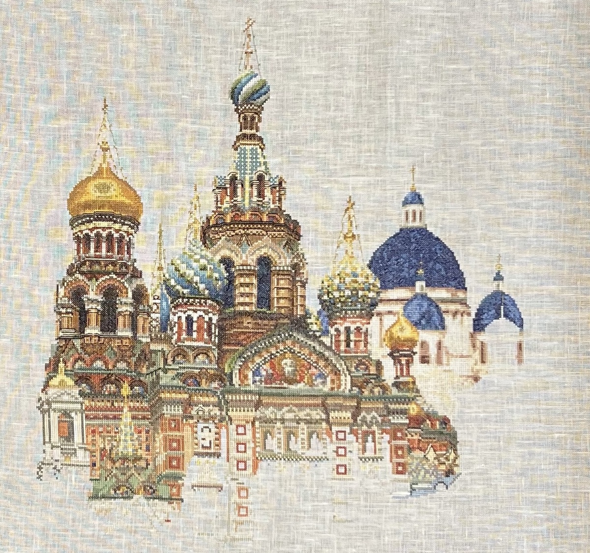 Измайловский собор - справа, с синими куполами