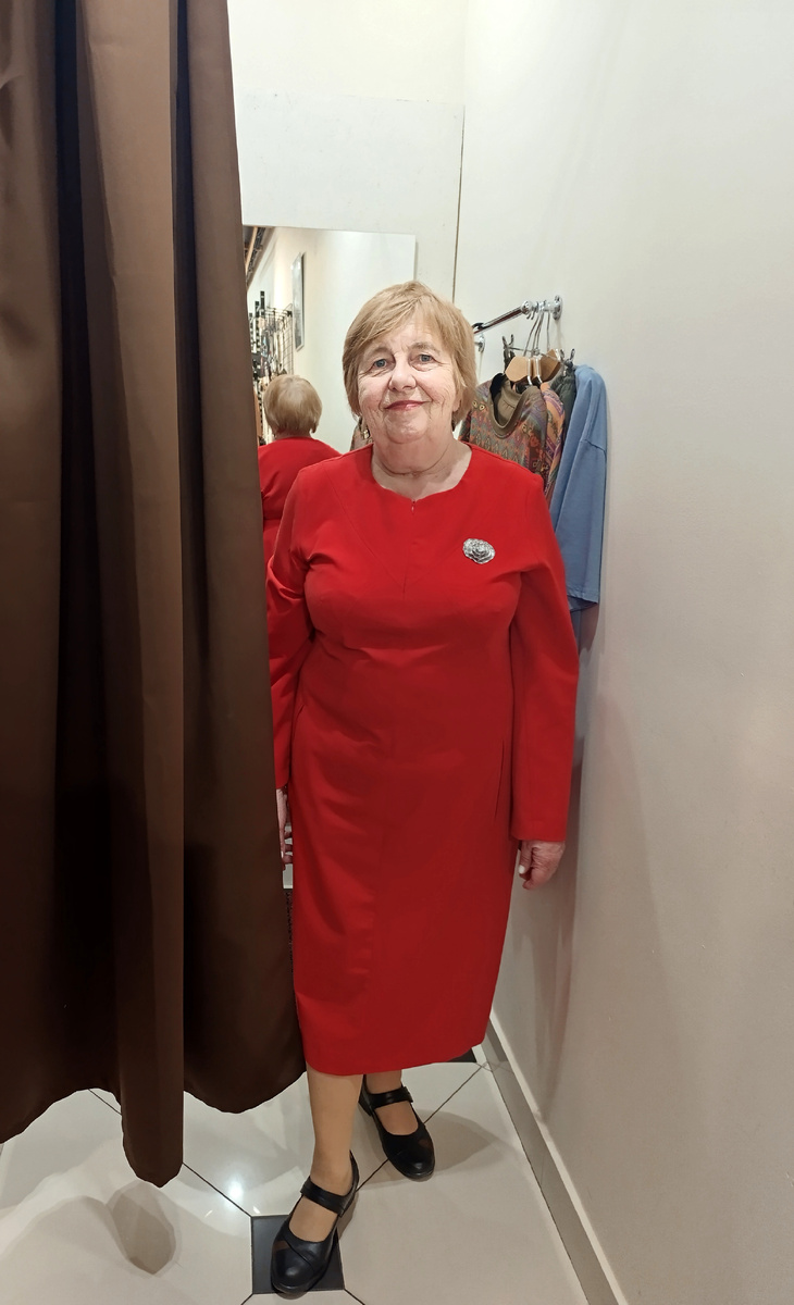 Фото автора. Ирина в Примерочной, в своём платье. 