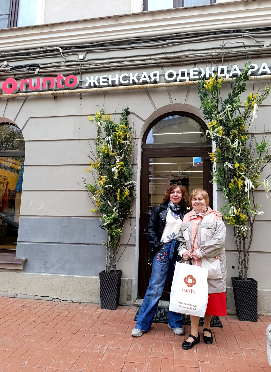Мы с московским блогером на фоне питерского магазина. 😉😃