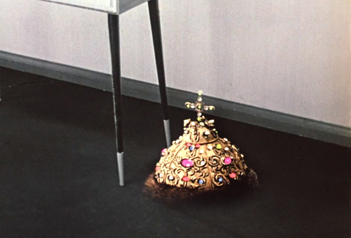 Кадр из кинофильма "Иван Васильевич меняет профессию", 1973 г., режиссер Леонид Гайдай, сценаристы Владлен Бахнов, Леонид Гайдай, композитор Александр Зацепин (скриншот)