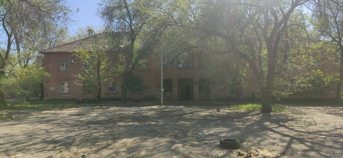 Вот он сейчас , этот дом. Там живут люди .