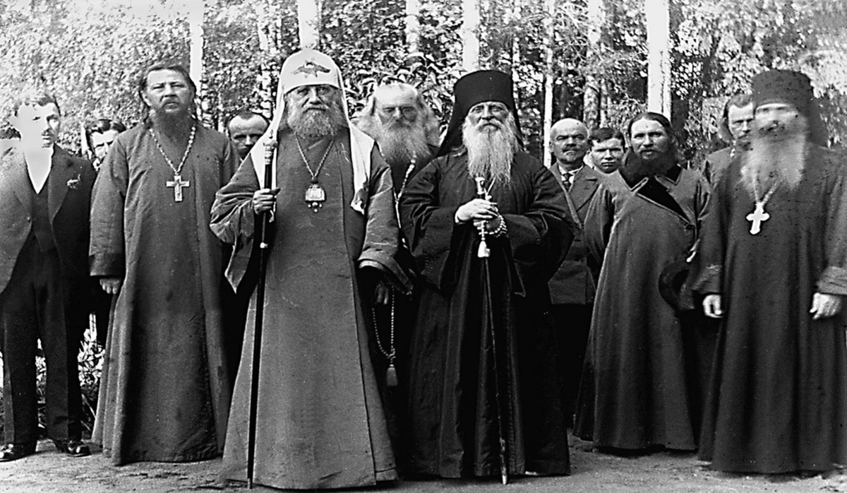Патриарх Тихон с митрополитами. Фото из открытого доступа