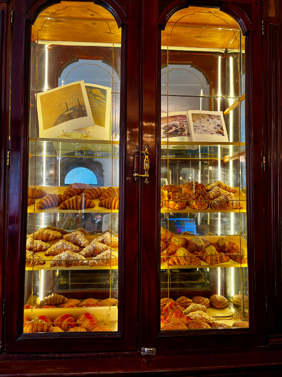 Только посмотрите на эти шкафы-витрины! Раньше в них хранились лекарства, а сегодня - выпечка и книги об искусстве.