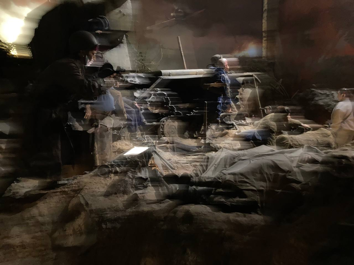 Случайно получилось смазанное фото, и мне захотелось именно таким его оставить - будто реальную скорость событий передает. Сражение на Невском пятачке. Для меня это был один из шокирующих эпизодов всей выставки. 