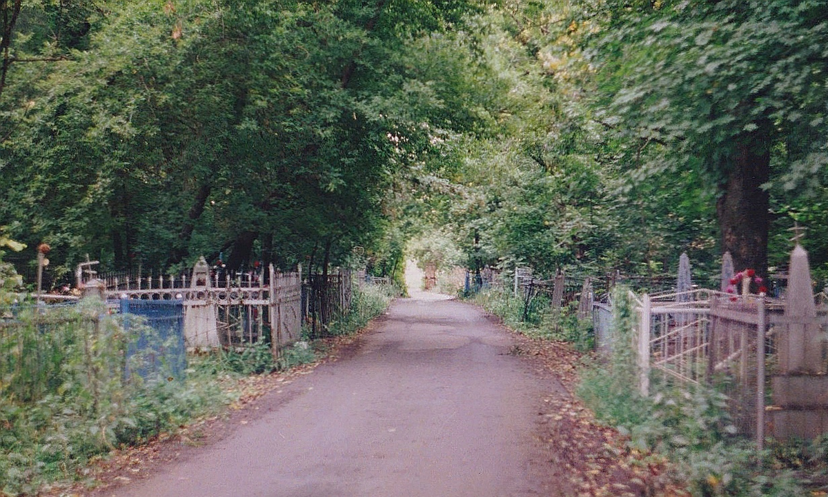 На старом Покровском кладбище в городе Усмани. Могилка М. П. Лучкиной находилась в левой, юго-восточной части. Фото нач. 2000-х гг.
