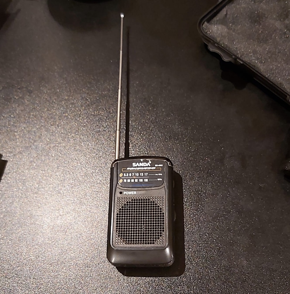 Такие радио мгновенно раскупили - относительно дешево, надежно и практично в условиях без электричества и без интернета. 