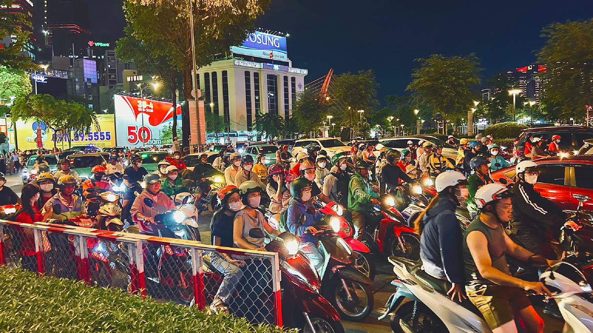 Нескончаемый поток пешеходов и мопедов