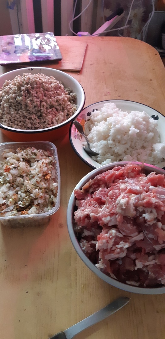 Тут перловка и рис, подготовленные для смешивания. Не надо смешивать рис с перловкой!, это отдельные каши. А вот мясо и овощи с приправами у них общие.