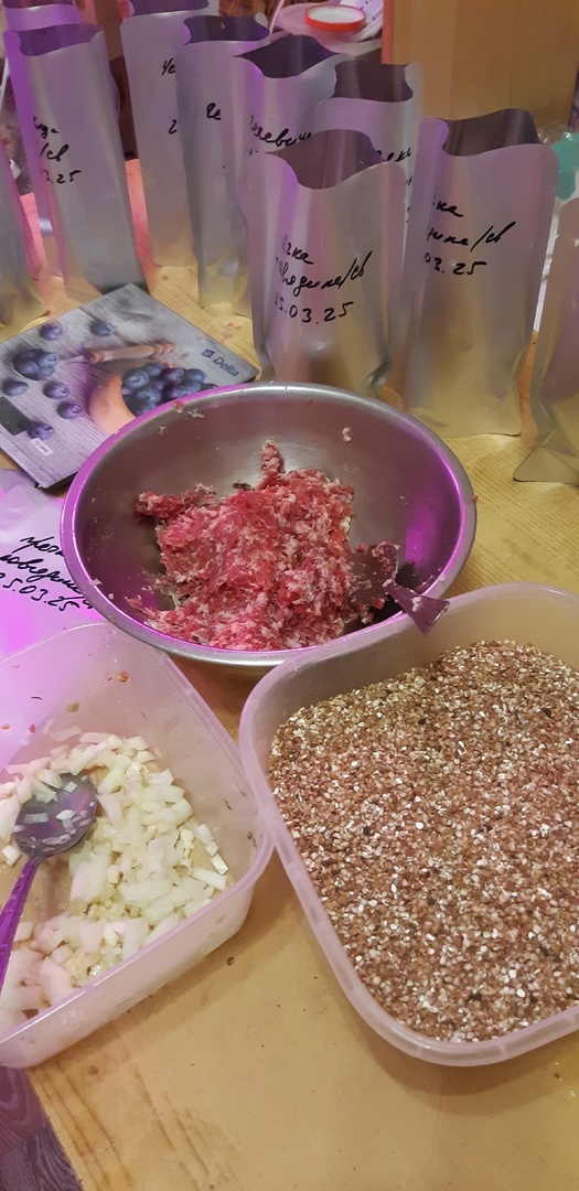 Подготовка продуктов для гречневой каши.