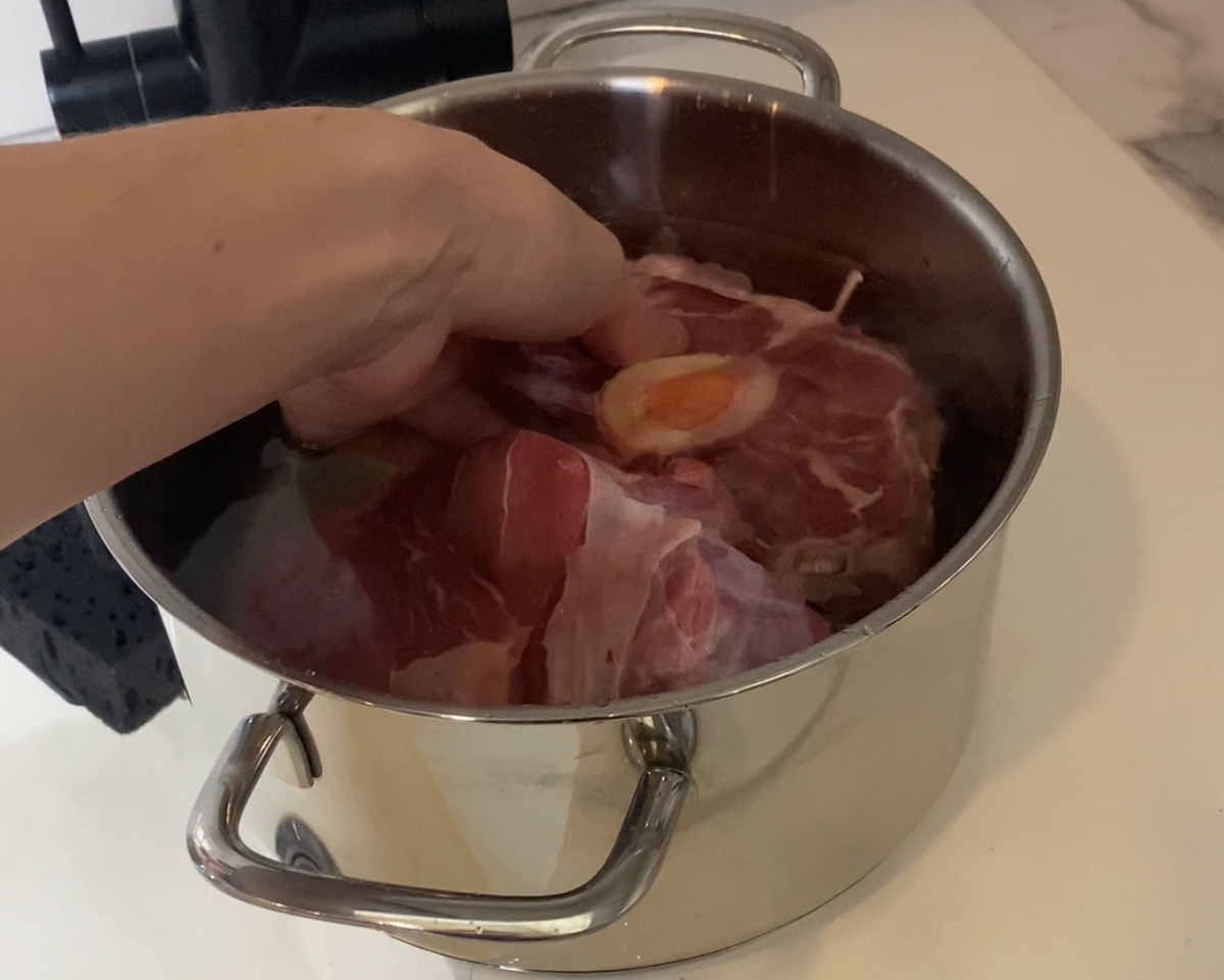 Мясо помыть, положить в кастрюлю с водой.