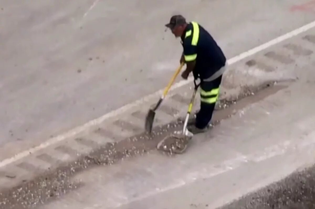    В США рабочие 14 часов собирали монеты, высыпавшиеся из грузовика при ДТП