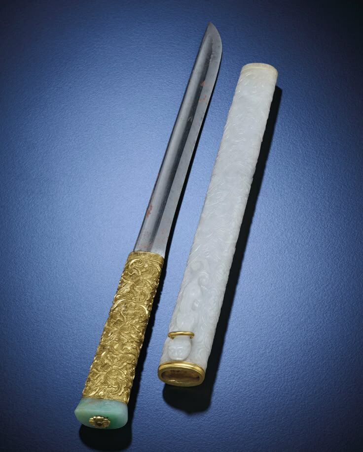 Императорский нож с рукоятью из позолоченной бронзы и ножны из белого нефрита, династия Цин, 18 век