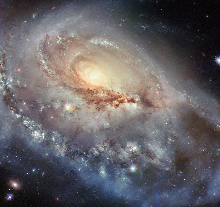 Спиральная галактика под названием Arp 184 или NGC 1961.    
 Источник: ESA / Hubble & NASA, J. Dalcanton, R. J. Foley (UC Santa Cruz), C. Kilpatrick  📷
