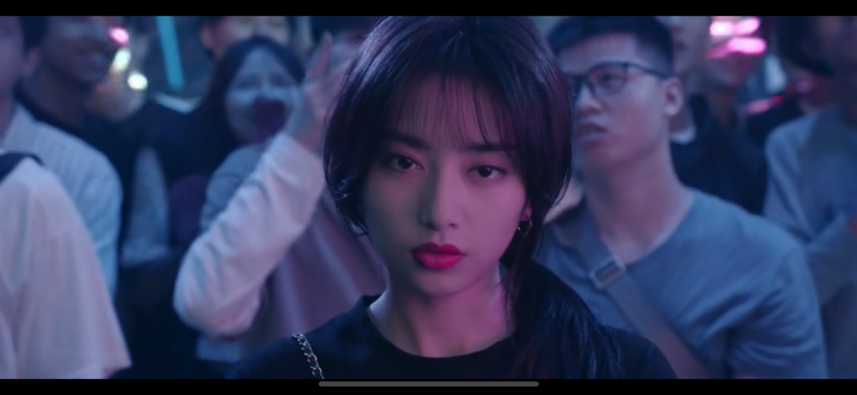 Кадр из дорамы. Цзинь Ян ищет Тун Яо в киберклубе 