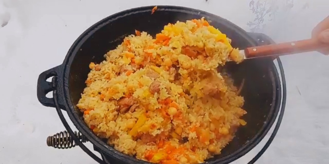 Как приготовить плов, чтобы гости умоляли о добавке. Секреты, лайфхаки и немного драмы у плиты.