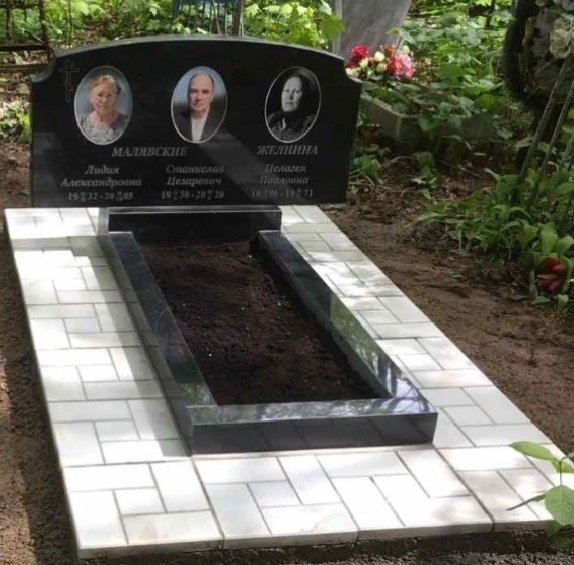 Пример памятника на троих: гранитный комплект, фото на стекле, тротуарная плитка в один ряд на бетонной стяжке.