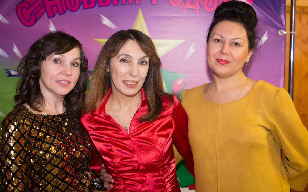 Я (в центре) и мои сестры: слева Надежда, справа Гульнара