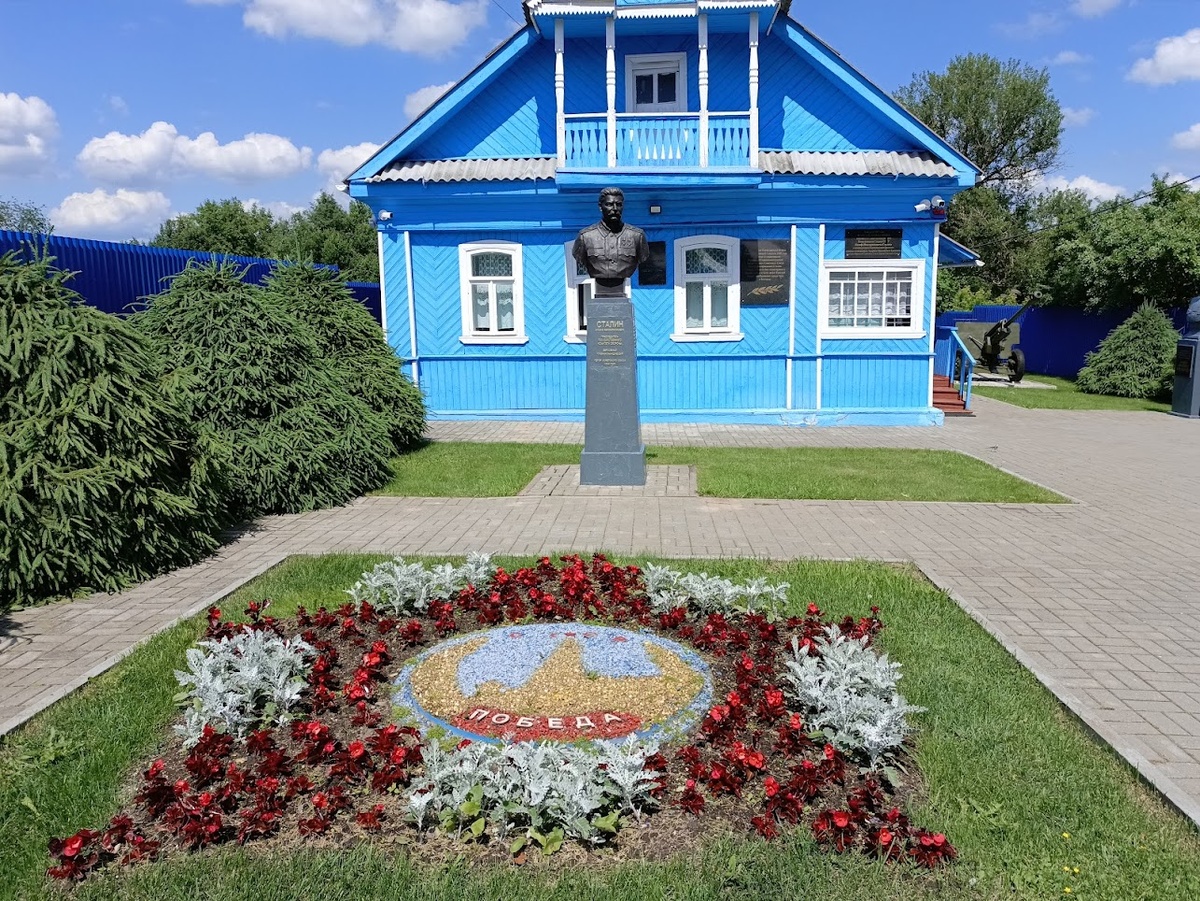 Так дом выглядит сейчас. Но у нас разговоре не о доме, а собственнице дома. 