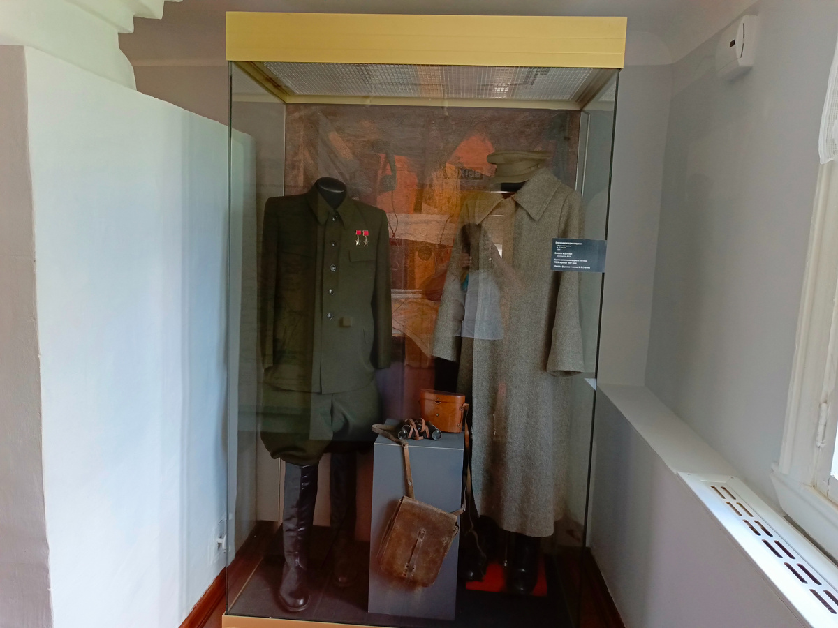 Экспонат музея - одежда Сталина. 