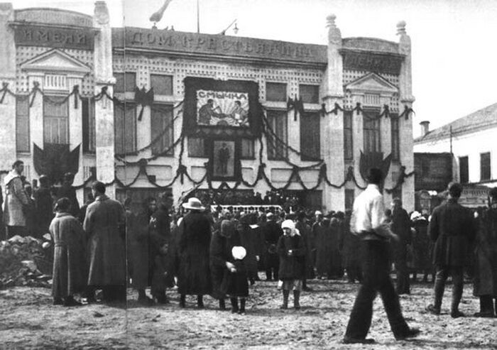 Здание будущего Дома крестьянина, 1924 г. Митинг, посвященный перестройке этого здания. Источник: https://pastvu.com/p/1622006