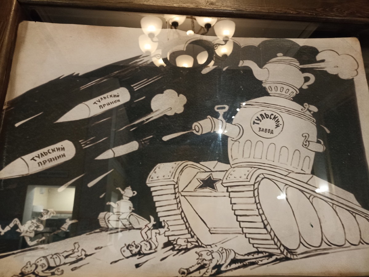 Такой плакат висит в музее Обороны. Тула бьет фашистов! 